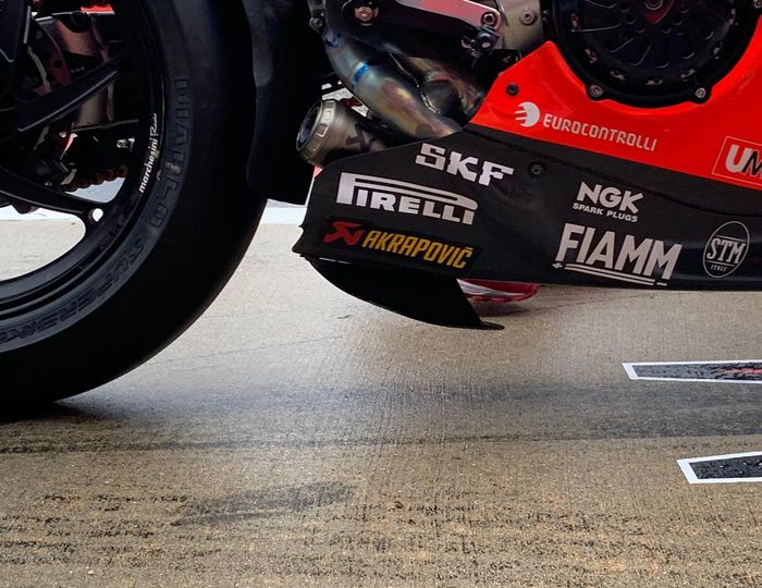 Demam Spoiler swingarm tak hanya di MotoGP, tapi juga sudah sampai ke ajang balap WSBK. spoiler swingarm dicoba tim Aruba.it Racing Ducati