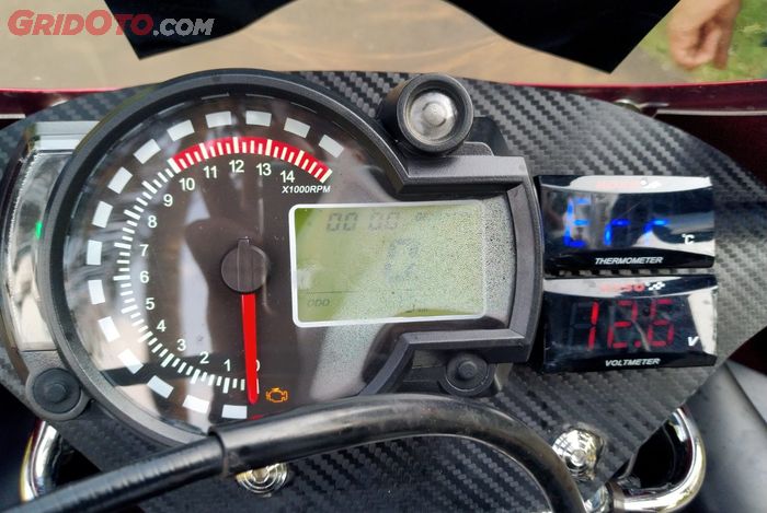 Speedometer Koso Digital terpasang pada Kawasaki Ninja RR