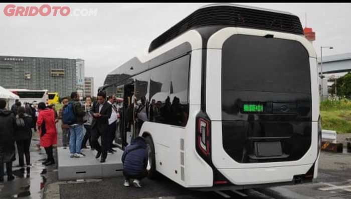 Demo bus fuel cell Toyota Sora di Odaiba, Tokyo