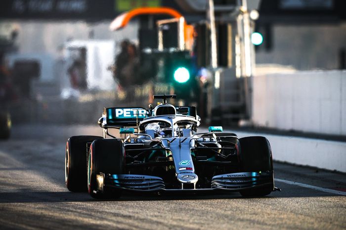Kini pembalap yang start dari pit lane diperbolehkan mengikuti formation lap untuk merasakan kondisi di lintasan
