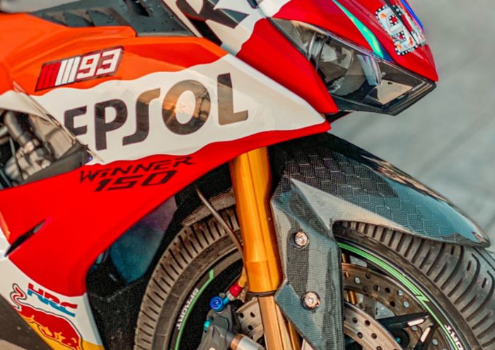 Kaki-kaki depan diperkuat Upside down Ohlins