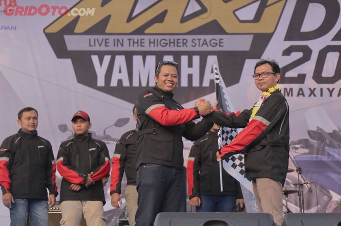 Penyerahan tongkat estafet dari rider etape Jakarta - Bandung kepada rider Bandung - Jogjakarta