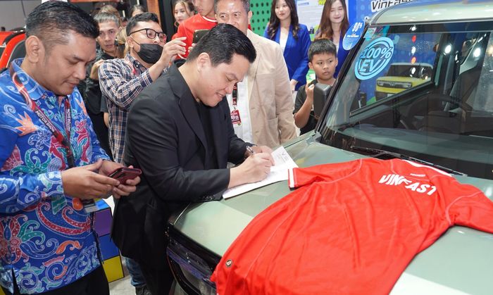 Simbolis penanda tanganan kerja sama antara PSSI dan VinFast.