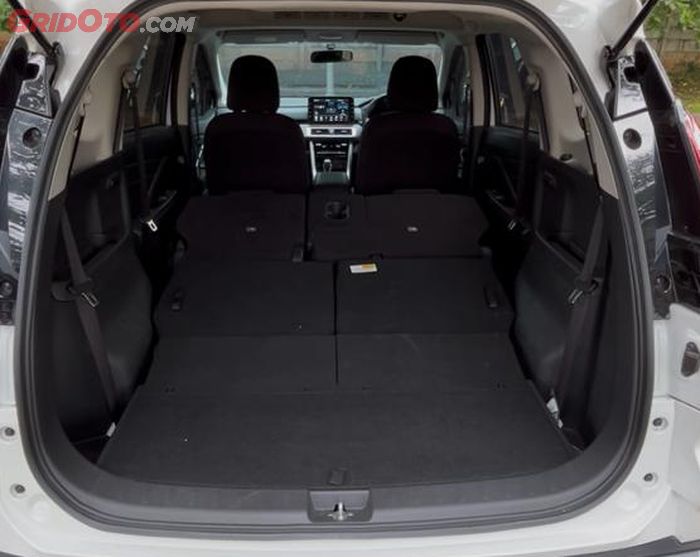 Kursi baris kedua dan ketiga Mitsubishi Xpander dapat direbahkan rata. Ini sangat bermanfaat untuk membawa barang besar