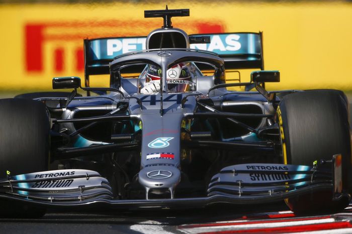 Pembalap Mercedes, Lewis Hamilton berhasil mengalahkan Max Verstappen dan keluar sebagai juara di Hongaroring, berikut hasil F1 Hongaria