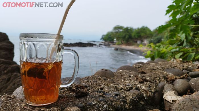 Istirahat di pinggir Pantai Loji sambil minum teh manis