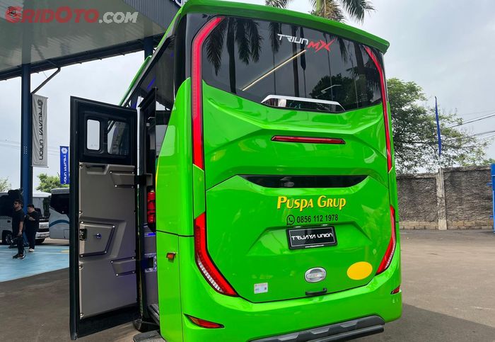 Bagian belakang bus Triun DX