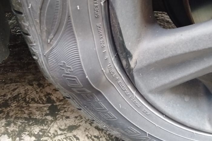 Pemilik mobil atas nama Ali alami kerusakan ban di Tol Jakarta-Cikampek