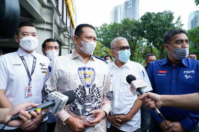 Ketua Umum Ikatan Motor Indonesia (IMI), Bambang Soesatyo setelah mengadakan konferensi pers dengan MGPA dan ITDC di Jakarta mengenai kesiapan sirkuit Mandalika untuk menggelar tes pramusim dan MotoGP Indonesia 2022