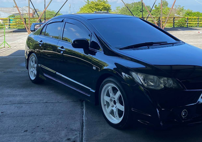 Honda Civic FD1 pakai pelek Volk Rays TE37 ring 17 warna putih