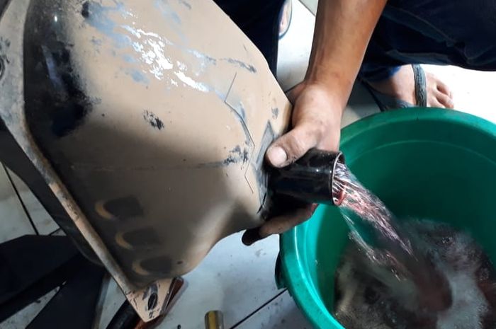 Ilustrasi kuras tangki bensin