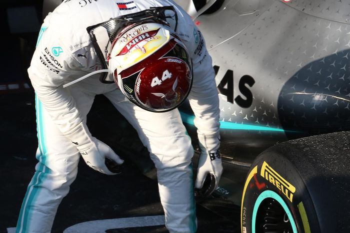 Lewis Hamilton mengecek mobilnya usai balapan F1 Australia 2019
