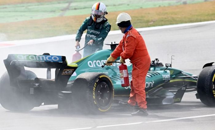 Mobil Aston Martin AMR22 milik Sebastian Vettel mengalami masalah pada hari ketiga tes pramusim F1 2022 di sirkuit Barcelona