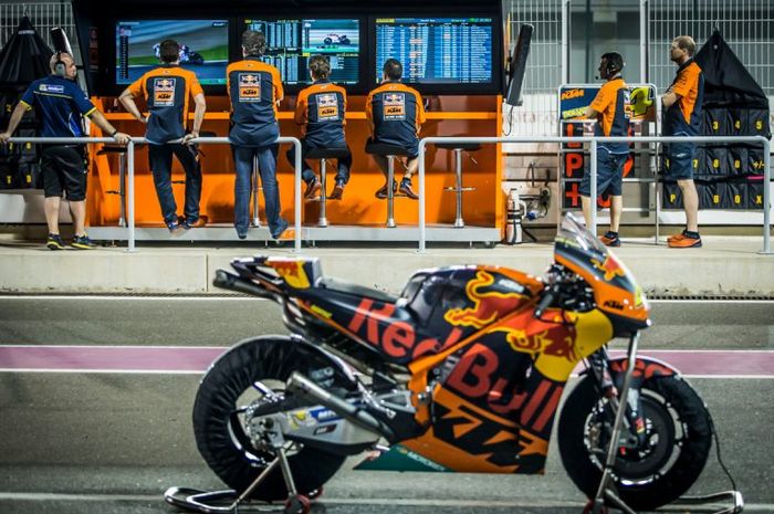 Kru KTM melihat balapan dari pit lane