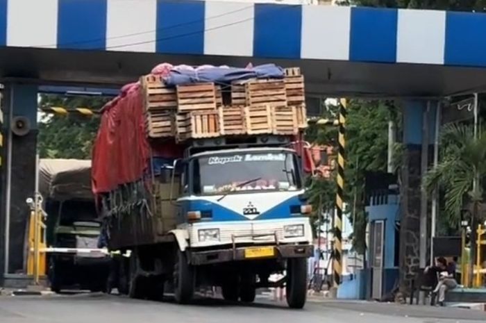Truk tua yang sebenarnya sudah tidak layak jalan tapi masih beroperasi di Indonesia