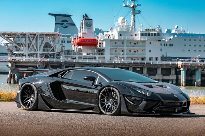 Modifikasi Lamborghini Aventador serba hitam besutan Liberty Walk
