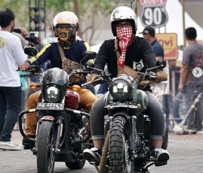Gaya Gibran Rakabuming Raka, putra sulung Jokowi saat naik motor Royal Enfield Classic 500 bergaya bob
