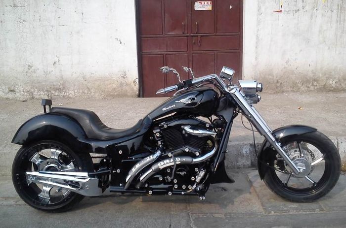 Royal Enfield 350 cc &ldquo;Mustang&rdquo; custom chopper dari Indian Choppers