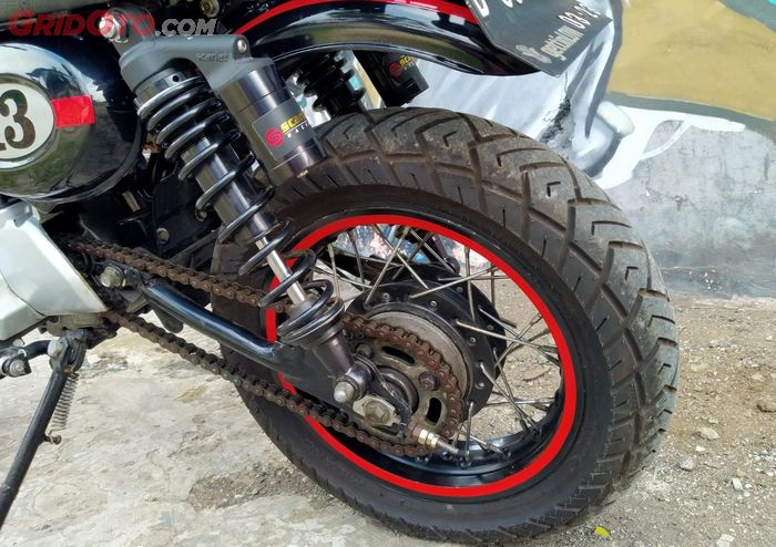 Kaki-kaki belakang Honda Gorilla custom berukuran kecil