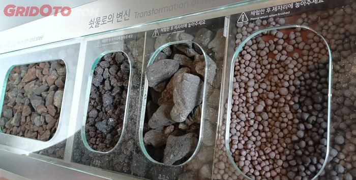 Bijih besi dan baja mentah bahan baku pelat bodi mobil Hyundai di Hyunda Motorstudio Goyang, Korea