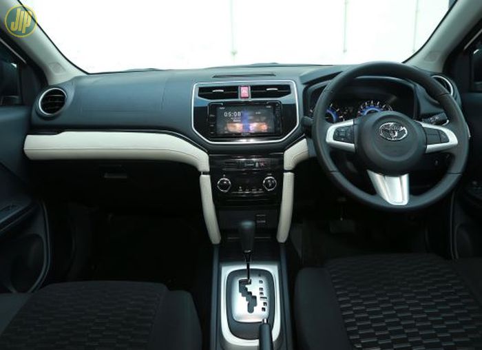 Ilustrasi interior Toyota All New Rush TRD bertransmisi otomatis.