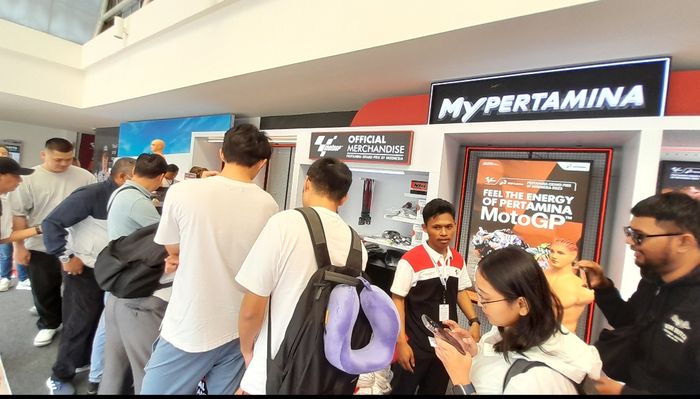 Kemeriahaan MotoGP Mandalika di Bandara Lombok