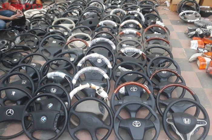 Setir copotan di lapak Dinda Motor