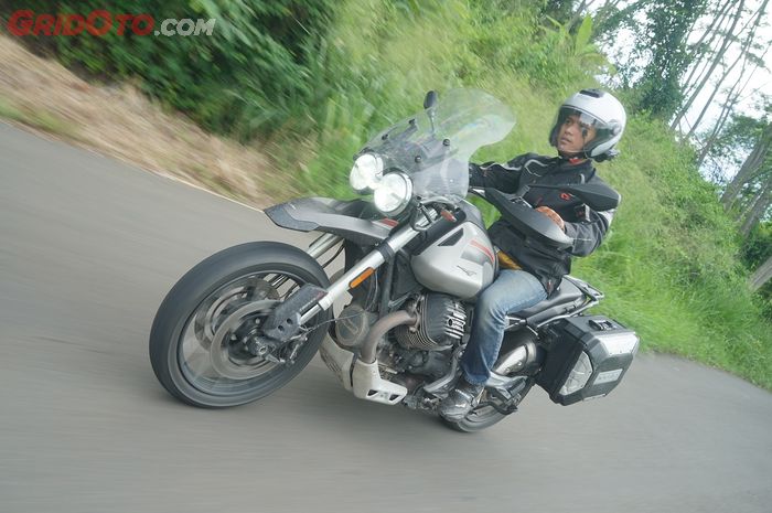 Walau pakai bodi gambot dan mesin V-Twin, konsumsi bbm Moto Guzzi V85TT Travel bisa bikin senyum