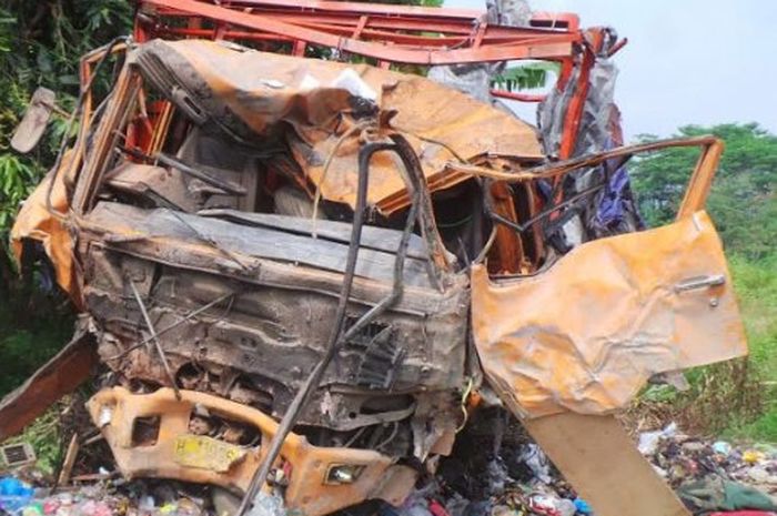 Bangkai Truk yang menabrak banyak sepeda motor dan beberapa rumah di Bumiayu Brebes