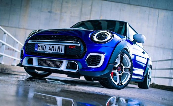 Over fender bikin tampilan MINI JCW GP semakin gambot