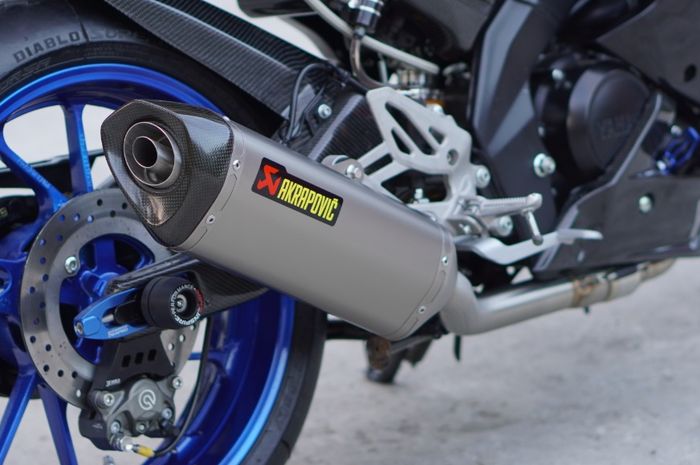 Knalpot Akrapovic berbahan titanium