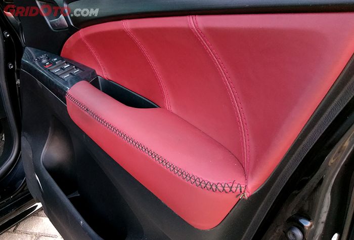 Door rim dengan lapisan merah di Honda Odyssey 