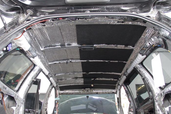 Ilustrasi pelapisan peredam jenis isolator setelah vibro damping di plafon mobil, agar bisa sekalian meredam panas 