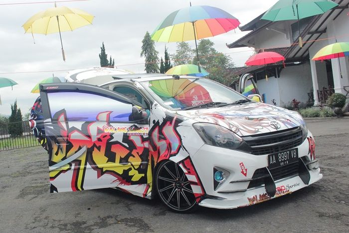 Toyota Agya pakai full body sticker dan klakson telolet