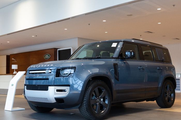 PT JLM Auto Indonesia selaku distributor Jaguar dan Land Rover di Indonesia membuka satu dealer dan service center resmi sementara di Metropolitan Tower, Jakarta Selatan.