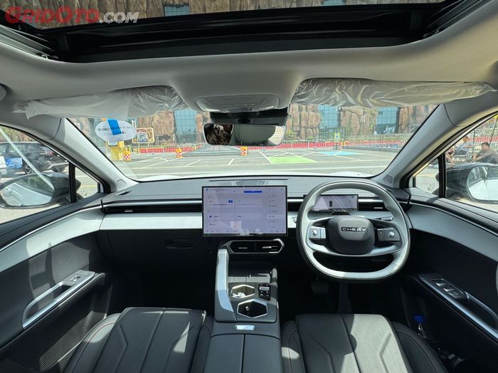 Desain dasbor baru dan layar utama kini lebih besar