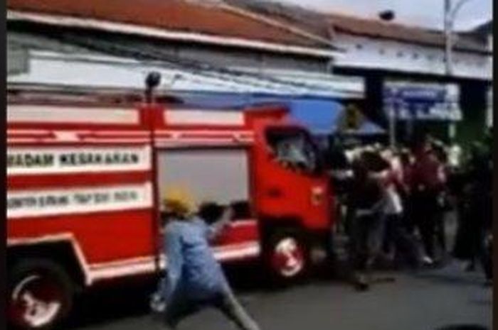 Viral video mobil Damkar diamuk massa.