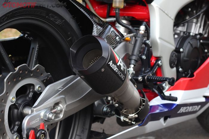 Knalpot CBR250RR dilengserkan produk Austin Racing yang suaranya cukup menggelegar
