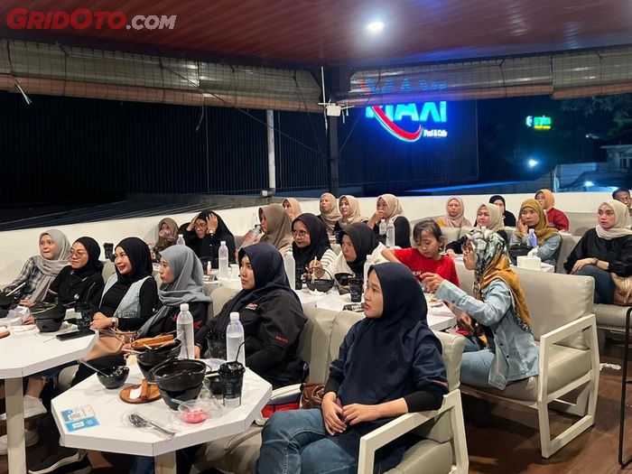 Peserta Hijabers Serenity Ride saat mengikuti sesi talk show soal fashion hijab hingga materi safety riding 