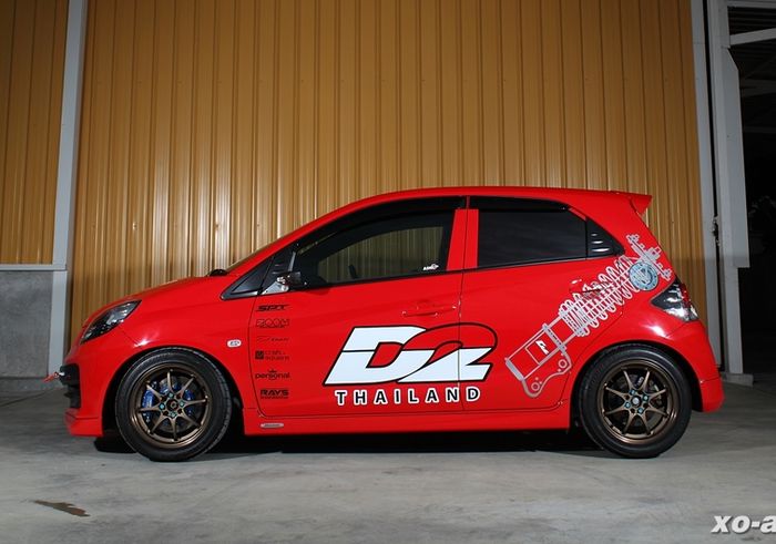 Modifikasi Honda Brio lama gaya sporty pakai body kit lansiran Modulo