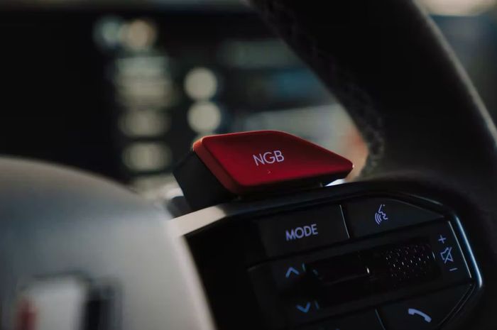 Tombol N Grin Boost di setir Hyundai IONIQ 5 N