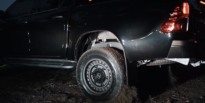 Toyota Hilux pasang pelek lansiran Black Rhino Armory 