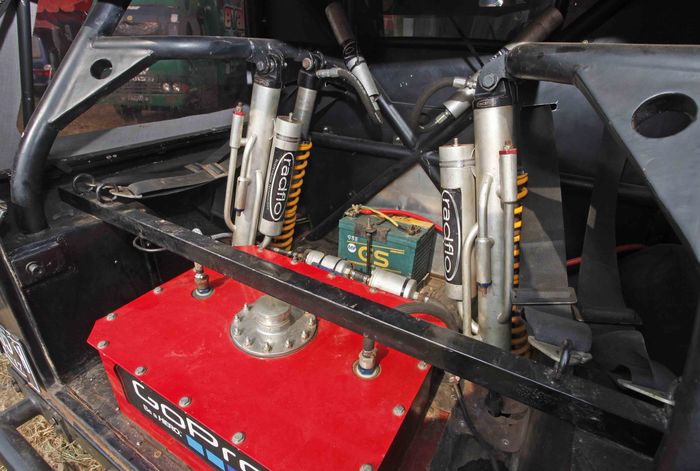 Rollcage menjadi bagian dari struktur body dan sasis pada Jeep TJ ini. 