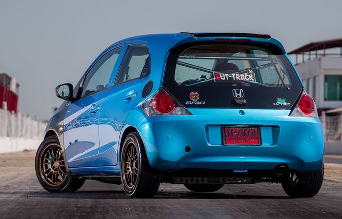 Modifikasi Honda Brio lawas racing padukan part serat karbon di eksterior