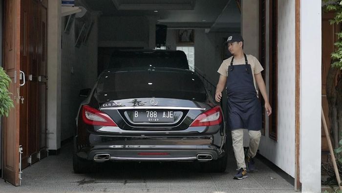 Salah satu kru Mimi Wash sedang mencuci mobil konsumen