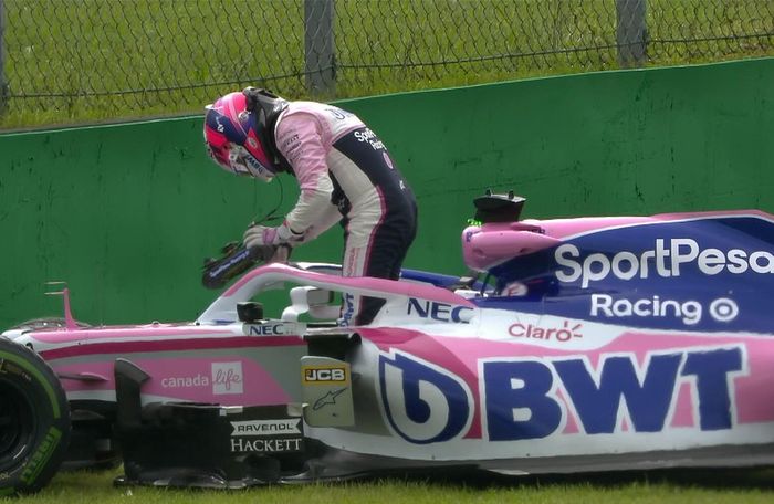 Kali ini pembalap Racing Point, Sergio Perez yang melintir dan menabrak dinding pembatas