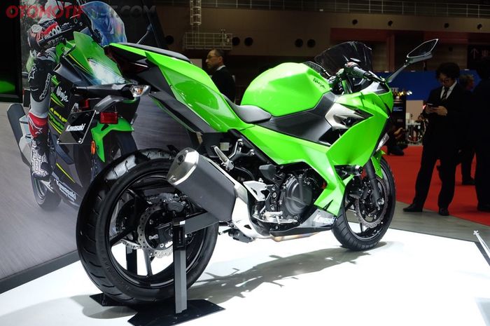 Kawasaki Ninja 250 cc dari data spesifikasinya diklaim menelurkan tenaga maksimum hingga 39 Ps