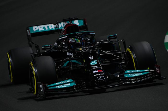Lewis Hamilton mengatakan pembalap yang melaju lambat di titik buta menimbulkan zona paling berbahaya di Sirkuit Jeddah pada F1 Arab Saudi 2021