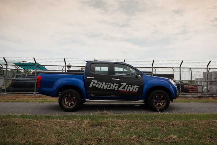 Part serat karbon sangat mendominasi Isuzu D-Max ini