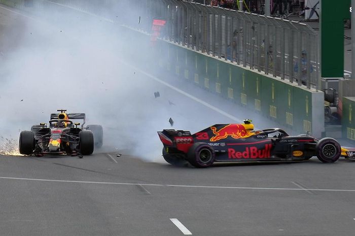 Daniel Ricciardo dan Max Verstappen crash